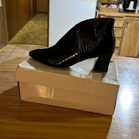 Black shiny boot with small heel - Picture 1 of 1